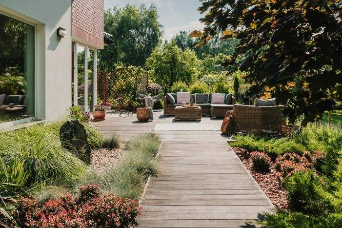 Holzterrasse mit Gartenmöbeln